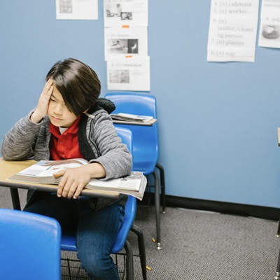 Enfant assis à son bureau d